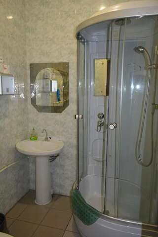 Гостиница Логос  Санкт-Петербург Двухместный номер с 2 отдельными кроватями и общей ванной комнатой-21